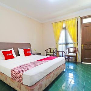 OYO 90382 Hotel Sarah Sukabumi